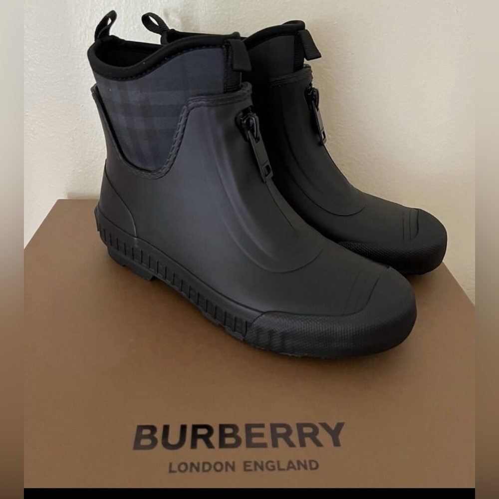 NIB Burberry Flinton Vintage-check
Rubber Rain
Boots Black Size US 10 1/2 EUR 41